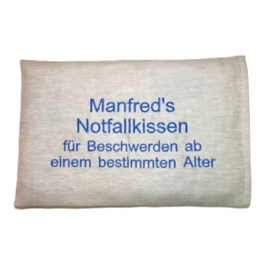 Kirschkernkissen personalisiert für Männer. Auf das cremefärbige Wärmekissen wurde gut leserlich "Manfreds Notfallkissen für Beschwerden ab einem bestimmten Alter" in royal blauer Farben. Das handgemachte Wärmekissen mit Größe 20*25 cm ist waschbar. Die Kerne sind durch einen Klettverschluss im Innenkissen austauschbar.