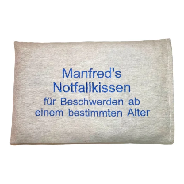 Kirschkernkissen personalisiert für Männer. Auf das cremefärbige Wärmekissen wurde gut leserlich "Manfreds Notfallkissen für Beschwerden ab einem bestimmten Alter" in royal blauer Farben. Das handgemachte Wärmekissen mit Größe 20*25 cm ist waschbar. Die Kerne sind durch einen Klettverschluss im Innenkissen austauschbar.