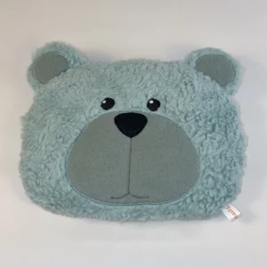Kirschkernkissen Bär in Farbe mint. Zu sehen ist die Vorderseite, das Bärengesicht. Größe 25 cm aus Biobaumwollplüsch und Biobaumwollvlies genäht. Zu sehen sind zwei schwarze, aufgenähte Augen, eine schwarze Nase mit petrolfarbener Schnauze und Ohren.
