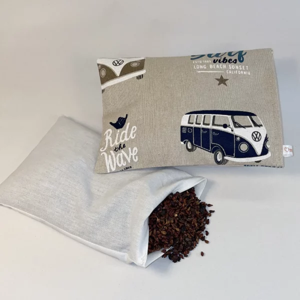 Wärmekissen VW Bulli T1. Das handgemachte Traubenkernkissen mit Größe 15*20 cm ist waschbar. Die Kerne sind durch einen Klettverschluss im Innenkissen austauschbar.