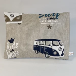 Wärmekissen VW Bulli T1. Das handgemachte Traubenkernkissen mit Größe 15*20 cm ist waschbar. Die Kerne sind durch einen Klettverschluss im Innenkissen austauschbar.