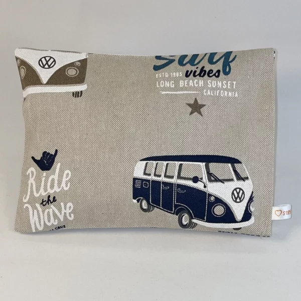 Wärmekissen VW Bulli T1. Das handgemachte Traubenkernkissen mit Größe 15*20 cm ist waschbar. Die Kerne sind durch einen Klettverschluss im Innenkissen austauschbar.