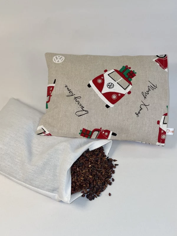 Wärmekissen VW Bulli T1, perfektes Wichtelgeschenk. Das handgemachte Traubenkernkissen mit Größe 15*20 cm ist waschbar. Die Kerne sind durch einen Klettverschluss im Innenkissen austauschbar.