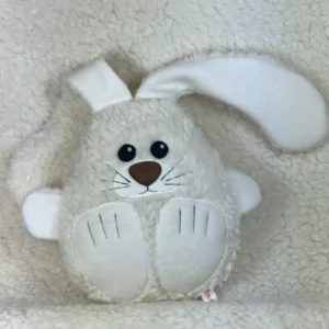 Kuscheltier Schneehase mit großen Ohren. Die Ohren und Vorderpfoten stehen vom Kuscheltier ab und laden zum Greifen ein. Die Augen, Schnauze, Nase, Barthaare und Hinterpfoten sind mit Vliesstoff liebevoll dargestellt.