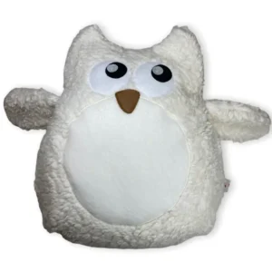 Kuscheltier Schneeeule, groß in heller Cremefarbe. Das Kuscheltier besteht aus Plüschstoff und ist 24 cm groß. Auf der Vorderseite sieht man zwei große Augen mit weißem Hintergrund und schwarzen Pupillen. Der Blick ist verträumt und lädt zum Kuscheln ein. Der Bauch besteht aus weißem Fleece Stoff und ist kreisrund mit etwa 15 Zentimeter Durchmesser. Die Flügeln stehen vom Körper ab und werden auch mit Plüschstoff in Farbe mint gefertigt.