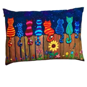 Spelzkissen | Entspannungskissen, Farbenfrohes Kissen mit Katzenmotiven. Die bunten gemalten Katzen sitzen auf einem Gartenzaun mit einem dunklen Nachthintergrund. Entspannungskissen mit Dinkelspelze fürs Freibad, die Busfahrt oder einen Aufenthalt in der Therme. Gefüllt mit Dinkelspelze (Spreu). Dinkelspelze ist die Hülse vom Dinkel und sehr anpassungsfähig für den Hals- und Nackenbereich