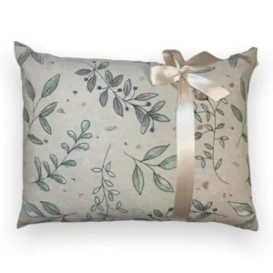 Spelzenkissen als Entspannungskissen mit waschbarem Halbleinenüberzug in Farbe natur mit lila Blüten und olivfarbigen Blättern. Die Relaxkissen sind geeignet um auf der Gartenliege zu entspannen und auch für den Thermenaufenthalt. Diese Entspannungskissen haben eine praktische Größe von 30*40 cm und passen somit leicht in jede Badetasche. Das Innenkissen ist mit getrockneten Lavendelblüten und Dinkelspelze gefüllt. Der Lavendelduft vertreibt Kopfschmerzen und die Dinkelspelze passt sich perfekt der Kopfform an. Somit sind diese Kissen sehr gut als Nackenkissen geeignet um Verspannungen im Nackenbereich entgegenzuwirken.