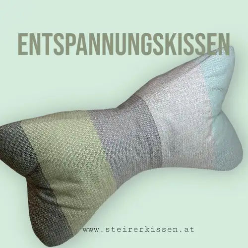 Entspannungskissen in verschiedenen Formen und Farben. Abgebildet ist ein Leseknochen. Der Überzug ist gestreift mit 10 cm breiten Streifen. Es sind angenehme grün und graue Farben zu sehen.