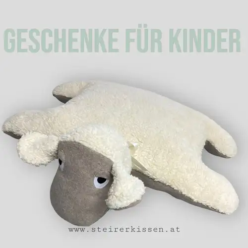 Geschenke für Kinder. Ein Kuscheltierschaf 40*40 cm aus Baumwollplüsch. Farbe ist creme. Die Innenseite der Ohren und der Pfoten sind aus Baumwollfleece hergestellt. Das Kuscheltier hat einen waschbaren Überzug. Das Innenkissen kann durch den Zipp auf der Rückseite rausgenommen werden. Im Innenkissen ist beruhigende Zirbe als Füllmaterial.