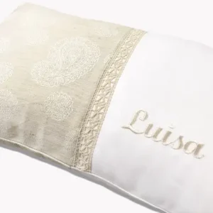 Steirerkissen, traditionelle Zirbenkissen. Ein dekoratives Kissen aus Leinenstoff Dekor Paisley mit gesticktem Namen Luisa auf weißem Leinenstoff und einer Borte, welche den Paisleystoff und den weißen Stoff trennt.