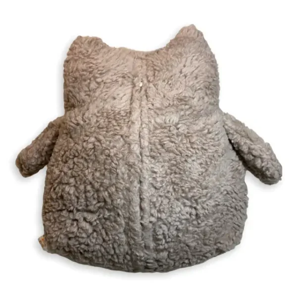 Rückseite Kuscheltier Eule in Farbe braun. Das Kuscheltier besteht aus Plüschstoff und ist 24 cm groß. Auf der Rückseite sieht man den eingenähten Zipp. Über diesen Zipp kann das Innenkissen entnommen werden. Die Flügeln stehen vom Körper ab und sind werden auch mit Plüschstoff in Farbe braun gefertigt.