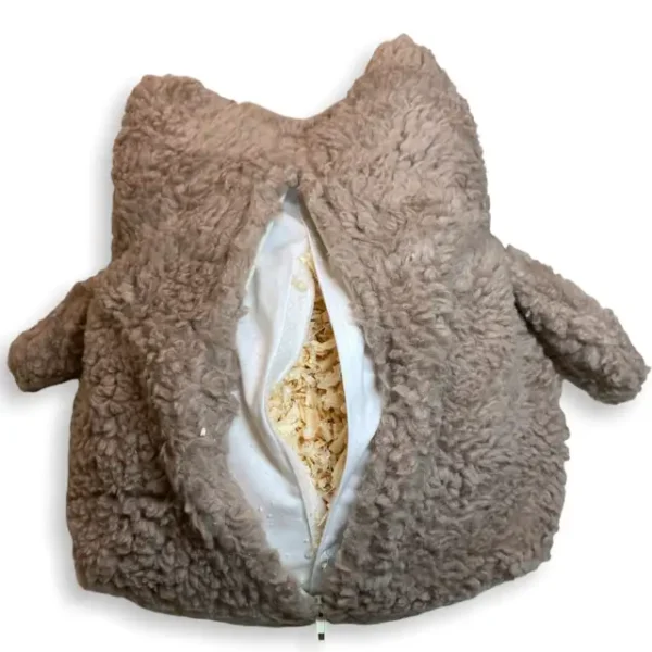 Rückseite Kuscheltier Eule in Farbe braun. Das Kuscheltier besteht aus Plüschstoff und ist 24 cm groß. Auf der Rückseite sieht man den geöffneten Zipp. Über diesen Zipp kann das Innenkissen entnommen werden. Das Innenkissen ist ebenfalls geöffnet und die innenliegende Zirbenfüllung sichtbar. Die Flügeln stehen vom Körper ab und sind werden auch mit Plüschstoff in Farbe braun gefertigt.