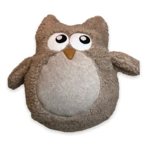 Kuscheltier Eule mit großen Augen in Farbe braun. Das Kuscheltier besteht aus Plüschstoff und ist 24 cm groß. Auf der Vorderseite sieht man zwei große Augen mit weißem Hintergrund und schwarzen Pupillen. Der Blick ist verträumt und lädt zum Kuscheln ein. Der Bauch besteht aus dunklerem Fleecestoff und ist kreisrund mit etwa 15 Zentimeter Durchmesser. Die Flügeln stehen vom Körper ab und sind werden auch mit Plüschstoff in Farbe braun gefertigt.