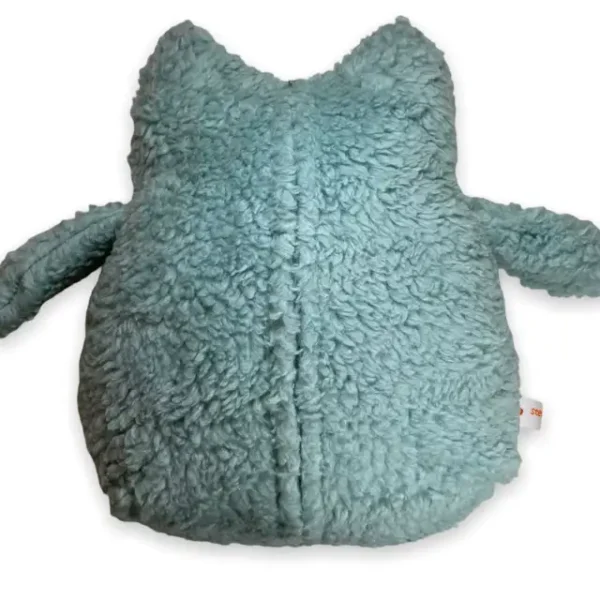 Rückseite Kuscheltier Eule in Farbe mint. Das Kuscheltier besteht aus Plüschstoff und ist 24 cm groß. Auf der Rückseite sieht man den eingenähten Zipp. Über diesen Zipp kann das Innenkissen entnommen werden. Die Flügeln stehen vom Körper ab und werden auch mit Plüschstoff in Farbe mint gefertigt.