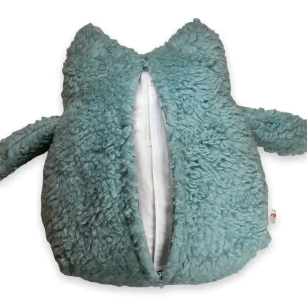 Rückseite Kuscheltier Eule in Farbe mint. Das Kuscheltier besteht aus Plüschstoff und ist 24 cm groß. Auf der Rückseite sieht man den geöffneten Zipp. Über diesen Zipp kann das Innenkissen entnommen werden. Die Flügeln stehen vom Körper ab und werden auch mit Plüschstoff in Farbe mint gefertigt.