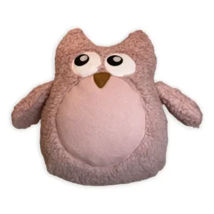 Kuscheltier Eule rosa. Das Kuscheltier besteht aus Plüschstoff und ist 24 cm groß. Auf der Vorderseite sieht man zwei große Augen mit weißem Hintergrund und schwarzen Pupillen. Der Blick ist verträumt und lädt zum Kuscheln ein. Der Bauch besteht aus dunklerem Fleecestoff und ist kreisrund mit etwa 15 Zentimeter Durchmesser. Die Flügeln stehen vom Körper ab und werden auch mit Plüschstoff in Farbe rosa gefertigt.