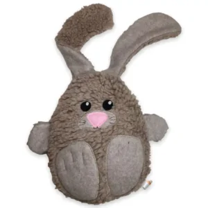 Kuscheltier Hase braun. Die Ohren sind beinahe gleich lang wie der oval Oberkörper. Die dunklen Augen, die rosa Schnauze und die Pfoten sind aufgenäht und bestehen aus Filz.