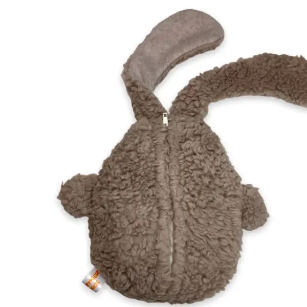 Kuscheltier Hase mit brauner Farbe. Aufnahme der Rückseite, man sieht den geschlossenen Zipp.