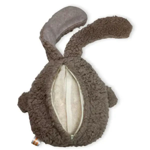 Kuscheltier Hase Rückseite, man sieht den geöffneten Zipp um das Innenkissen rauszunehmen und wiederzubefüllen. Der Überzug sowie das Innenkissen sind pflegeleicht waschbar.