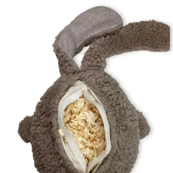 Kuscheltier Hase Rückseite, man sieht den geöffneten Zipp um das Innenkissen rauszunehmen und wiederzubefüllen. Der Überzug sowie das Innenkissen sind pflegeleicht waschbar.