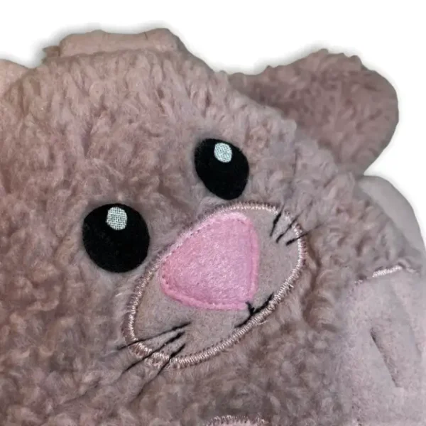 Porträtaufnahme vom Kuscheltier Hasen. Alle Teile wie zum Beispiel Augen, Nase, Barthaare sind fest vernäht. Damit nichts verschluckt werden kann.