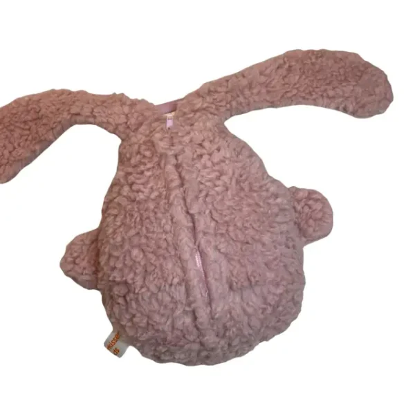 Kuscheltier Hase Rückseite, man sieht den vorhandenen Zipp um das Innenkissen rauszunehmen und wiedezubefüllen. Der Überzug sowie das Innenkissen sind pflegeleicht waschbar.