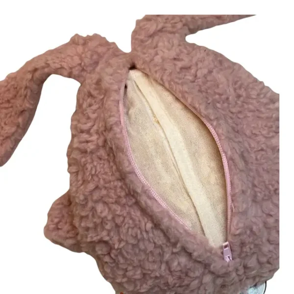 Kuscheltier Hase Rückseite, man sieht den vorhandenen Zipp sowie das Innenkissen zum rauszunehmen und wiedebefüllen. Der Überzug sowie das Innenkissen sind pflegeleicht waschbar.