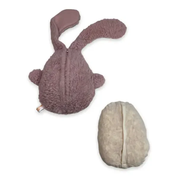Kuscheltier Hase Rückseite, man sieht den vorhandenen Zipp um das Innenkissen rauszunehmen und wiedezubefüllen. Der Überzug sowie das Innenkissen sind pflegeleicht waschbar.