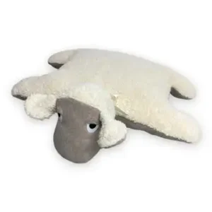 Kuschelschaf mit Überzug aus Bio-Baumwollplüsch und Innenkissen mit Zirbenfüllung. Das Gesicht des Schafes wurde aus Bio-Fleece gefertig und es die Augen sind aus Filz. Das Schaf sieht sehr entspannt aus und kuschelig mit hängenden Ohren.