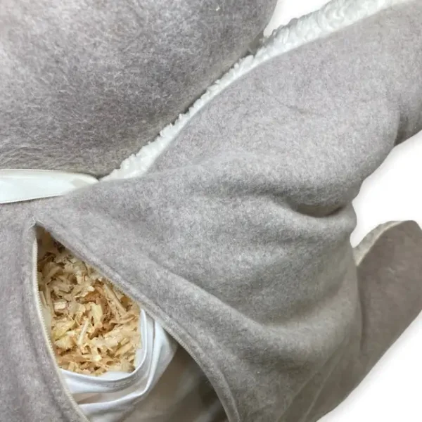 Blick ins Kuscheltier Schaf. Die Unterseite kann mittels Zipp geöffnet werden um zum Innenkissen aus Baumwolle zu gelangen. Das Innenkissen ist ebenfalls zu öffnen und die Zirbenfüllung kann ergänzt ausgetauscht oder zum Waschen entfernt werden.