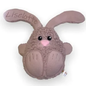 Kuscheltier Hase personalisiert mit Namen. Hase in Farbe dunkelrosa mit abstehenden Ohren. Ins linke Ohr ist der Name Liselotte in dunkelrosa Farbe eingestickt. Die Gesamtgröße des Kuscheltieres ist 31 cm. Der Körper ist oval und hat zwei dunkle Augen, eine rosa Nase, Barthaare und die Pfoten aus Filz aufgenäht. Die Farbe des Filz ist passend zum Plüschstoff.