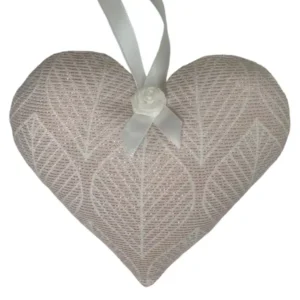 Lavendelherzerl als Mitbringsel in den Farben mint dezent gestreift oder Rosa mit glitzernden Blättern. Die Lavendelherzerl sind etwa 12 cm groß und 100% mit duftendem Lavendel befüllt.