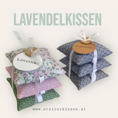 Lavendelkissen für den Kleiderschrank. Zu sehen sind zwei Sets zu je drei kleinen quadratischen Lavendelkissen. Jedes Kissen hat 9*9 cm. Die Farben der Lavendelkissen sind ansprechend. Jedes Kissen im Set hat eine andere Farbe und Dekor. Jedes Set ist mit einem Satinband geschnürt und hat einen Knopf auf der Oberseite mit der Aufschrift "Handmade with Love"