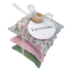 Lavendelsackerl als 3er Set ist ein praktisches und hübsches Mitbringsel oder Danke-Geschenk. Das 3er Set besteht aus 3 kleinen Lavendelkissen mit 10*10 cm in unterschiedlichen Dekoren und sind mit einem weißen Satinband mit 8 mm breite zusammengebunden. Zu sehen ist die Seitenanicht auf das 3er Set mit fröhlichen, blumigen Farben. Ersichtlich ist ebenso das Mascherl vom weißen Satinband und der Knopf.