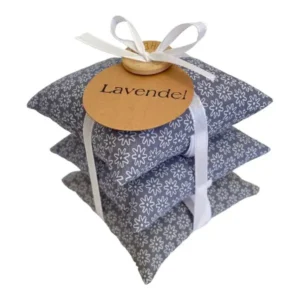 Lavendelsackerl als 3er Set ist ein praktisches und hübsches Mitbringsel oder Danke-Geschenk. Das 3er Set besteht aus 3 kleinen Lavendelkissen mit 10*10 cm in unterschiedlichen Dekoren und sind mit einem weißen Satinband mit 8 mm breite zusammengebunden. Zu sehen ist die Seitenanicht auf das 3er Set mit fröhlichen, blumigen Farben. Ersichtlich ist ebenso das Mascherl vom weißen Satinband und der Knopf.