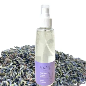 Lavendelspray 150 ml aus getrockneten Biolavendelblüten hergestellt. Das ätherische Öl wurde zu einem Hydrosol verarbeitet und wirkt entspannend und schlaffördernd. Der Duft und das ätherische Öl beruhigt es bei Stress, Schlafstörungen oder Angstgefühlen. Auch als Raumspray oder als Gelschenschutz wird dieser Spray sehr gerne verwendet.