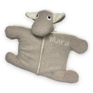 Schaf-Kuscheltier mit Namen. Zu sehen ist die Unterseite aus dunklem Fleecestoff, sowie das Gesicht. Im Gesicht sind zwei Augen mit weißem Hintergrund und schwarzen Pupillen. Zu sehen sind auch die beiden großen, abstehenden Ohren aus Plüschstoff. Das Schaf ist personalisiert mit gesticktem Namen Mara. Der Name wurde in großen Buchstaben auf die dunkle Fleeceunterseite mit cremefarbigen Stickgarn gestickt.