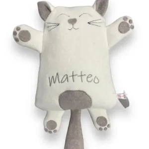Katze Kuscheltier in Farbe creme mit gesticktem Namen in Farbe beige. Die Katze hat abstehende Ohren, Pfoten und einen Schweif. Abbildung der Vorderseite. Überzug sowie das Innenkissen sind pflegeleicht waschbar.