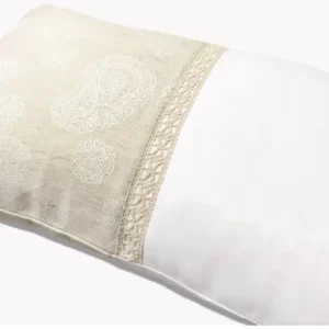 Zirbenkissen aus der Steiermark. Traditioneller Überzug aus Leinenstoff mit einer Borte. Halbleinenstoff mit Paisleydekor und weißer Leinenstoff werden im Überzug sorgfältig verarbeitet. Der Überzug ist waschbar und das Innenkissen kann wiederbefüllt werden.