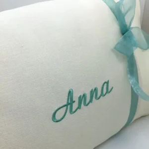 personalisiertes Zirbenkissen uni creme mit gesticktem Namen