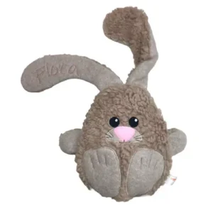Kuscheltier Hase personalisiert mit Namen in Farbe braun aus Baumwollplüsch. Die Ohren sind beinahe gleich lang wie der oval Oberkörper. Die dunklen Augen, die rosa Schnauze und die Pfoten sind aufgenäht und bestehen aus Filz.