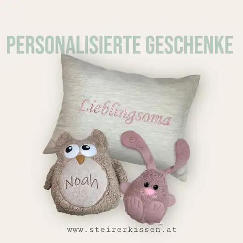 Personalisierte Geschenke aus Österreich. Handgefertigt mit besticktem Namen und Spruch. Zu sehen ist ein naturfarbiges Zirbenkissen mit dem Wort Lieblingsoma in roséfärbigen geschwungenen Buchstaben. Das Wort ist zentriert auf das Kissen gestickt und nimmt die ganze Länge des Kissens ein. Auch zu sehen sind zwei personalisierte Kuscheltiere. Eine Kuscheleule in Braun mit dem Namen Noah in den Bauch gestickt, sowie ein Kuscheltierhase in rosé mit dem Namen Elsa ins rechte Ohr gestickt. Die Farbe des Stickgarns passt perfekt zur Farbe des Überzugs und ist gut leserlich
