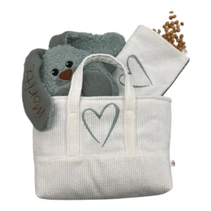 Geschenkset personalisiert, mit aufgesticktem Herz auf Cord. Mit Kuschelhasen inklusive gesticktem Namen, Kirschkernkissen und einer Henkeltasche. Der Hase ist aus Baumwollplüsch hergestellt und die Tasche, sowie das Kirschkernkissen aus Cord.