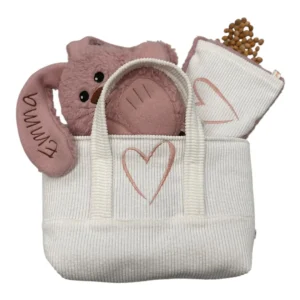 Geschenkset personalisiert, mit aufgesticktem Herz auf Cord. Mit Kuschelhasen inklusive gesticktem Namen, Kirschkernkissen und einer Henkeltasche. Der Hase ist aus Baumwollplüsch hergestellt und die Tasche, sowie das Kirschkernkissen aus Cord.