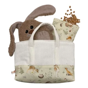 Geschenkset für Kinder mit einem Kuschelhasen, einem Kirschkernkissen und einer Tragtasche. Der Kuschelhase besteht aus Baumwollplüsch. Die Tasche besteht aus cremefarbigem Cord mit Waldtierdekor auf dem unteren Drittel. Das Kirschkernkissen bestehen aus Baumwolle mit Waldtierdekor.