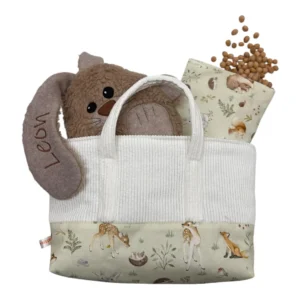 Geschenkset personalisiert, Design Tiere im Wald. Mit Kuschelhasen inklusive gesticktem Namen, Kirschkernkissen und einer Henkeltasche. Der Hase ist aus Baumwollplüsch hergestellt und die Tasche, sowie das Kirschkernkissen aus Baumwolle mit Tierdekor.
