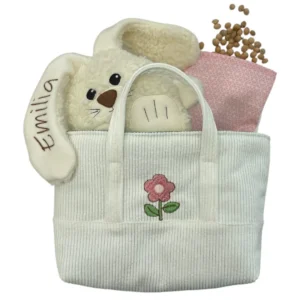 Geschenkset personalisiert für Kinder mit einem Kuschelhasen, einem Kirschkernkissen und einer Tragtasche. Der Kuschelhase besteht aus Baumwollplüsch. Die Tasche besteht aus cremefarbigem Cord mit einer gestickten Blume auf der Vorderseite. Das Kirschkernkissen bestehen aus Baumwolle in rosa mit Blumendekor.