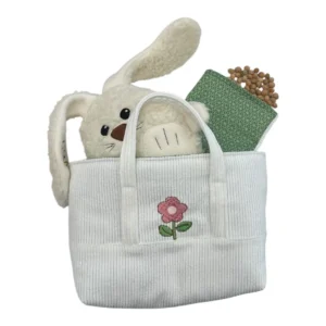 Ostergeschenkset für Kinder mit einem Kuschelhasen, einem Kirschkernkissen und einer Tragtasche. Der Kuschelhase besteht aus Baumwollplüsch. Die Tasche besteht aus cremefarbigem Cord mit einer gestickten Blume auf der Vorderseite. Das Kirschkernkissen bestehen aus Baumwolle in hellgrün mit Blumendekor.