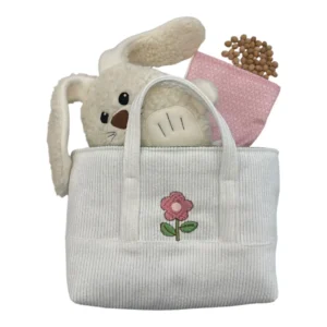 Ostergeschenkset für Kinder mit einem Kuschelhasen, einem Kirschkernkissen und einer Tragtasche. Der Kuschelhase besteht aus Baumwollplüsch. Die Tasche besteht aus cremefarbigem Cord mit einer gestickten Blume auf der Vorderseite. Das Kirschkernkissen bestehen aus Baumwolle in rosa mit Blumendekor.