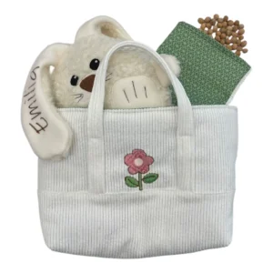 Geschenkset personalisiert für Kinder mit einem Kuschelhasen, einem Kirschkernkissen und einer Tragtasche. Der Kuschelhase besteht aus Baumwollplüsch. Die Tasche besteht aus cremefarbigem Cord mit einer gestickten Blume auf der Vorderseite. Das Kirschkernkissen bestehen aus Baumwolle in hellgrün mit Blumendekor.